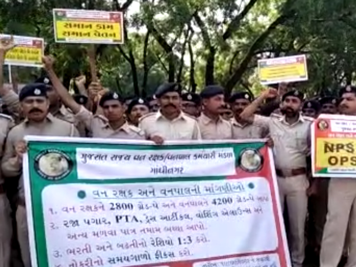 A large number of forest workers arrived in Gandhinagar with various posters and banners