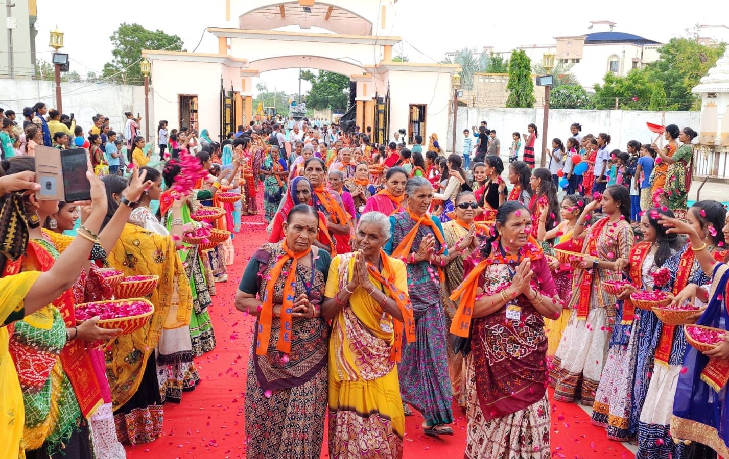 ૪૦૦૦ પાટીદાર સિનિયર સિટીઝન સાથેની એશિયા ખંડની સૌથી મોટી તીર્થયાત્રાનો પ્રારંભ થયો છે. શંખલપુરથી નીકળેલી તીર્થયાત્રા દ્વારકા, સોમનાથ થઈ રવિવારે ખોડલધામ પહોંચશે.